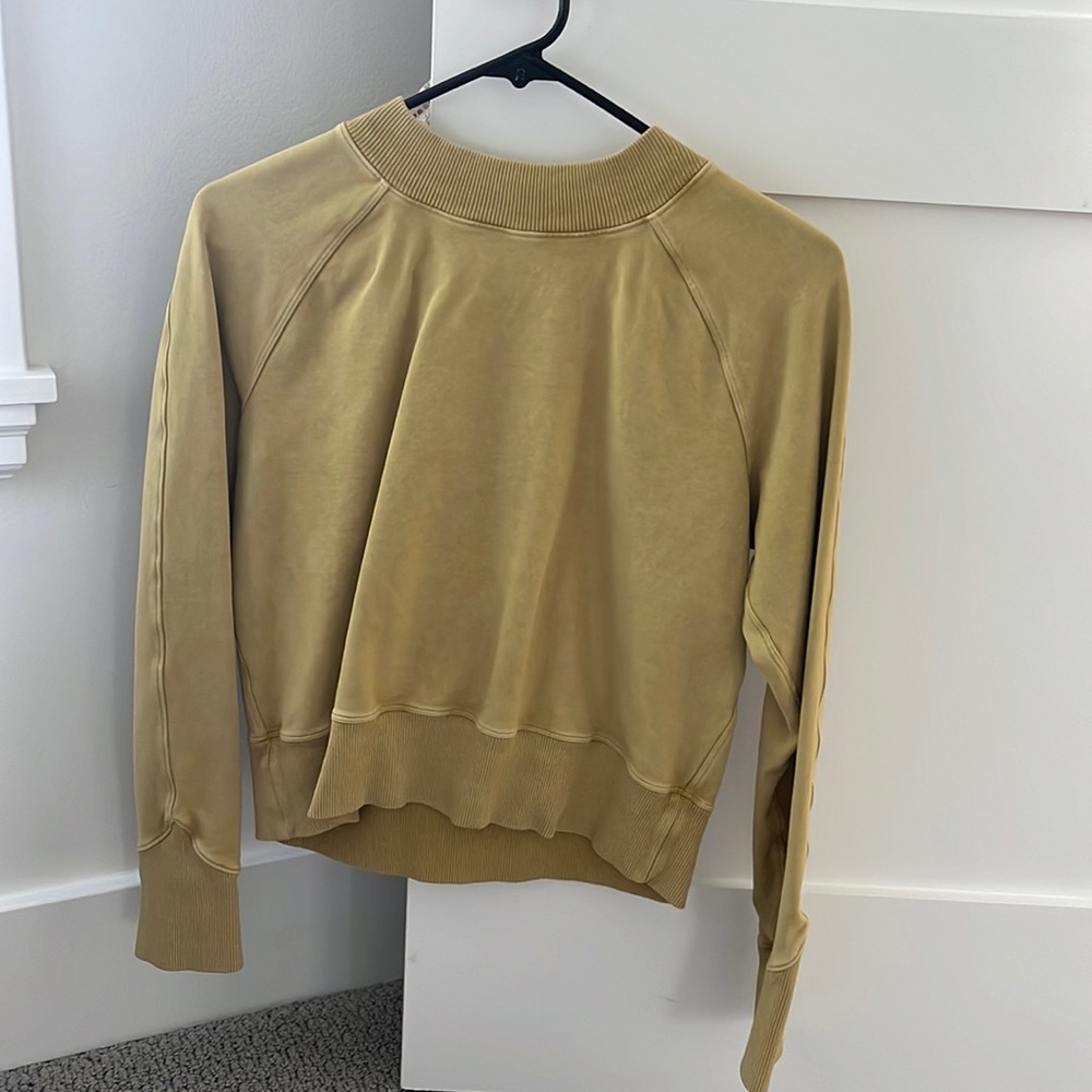 lululemmon sweatshirt